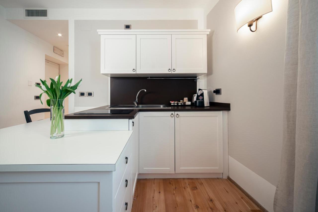 La Canonica Suite Apartments New Location Тренто Екстериор снимка